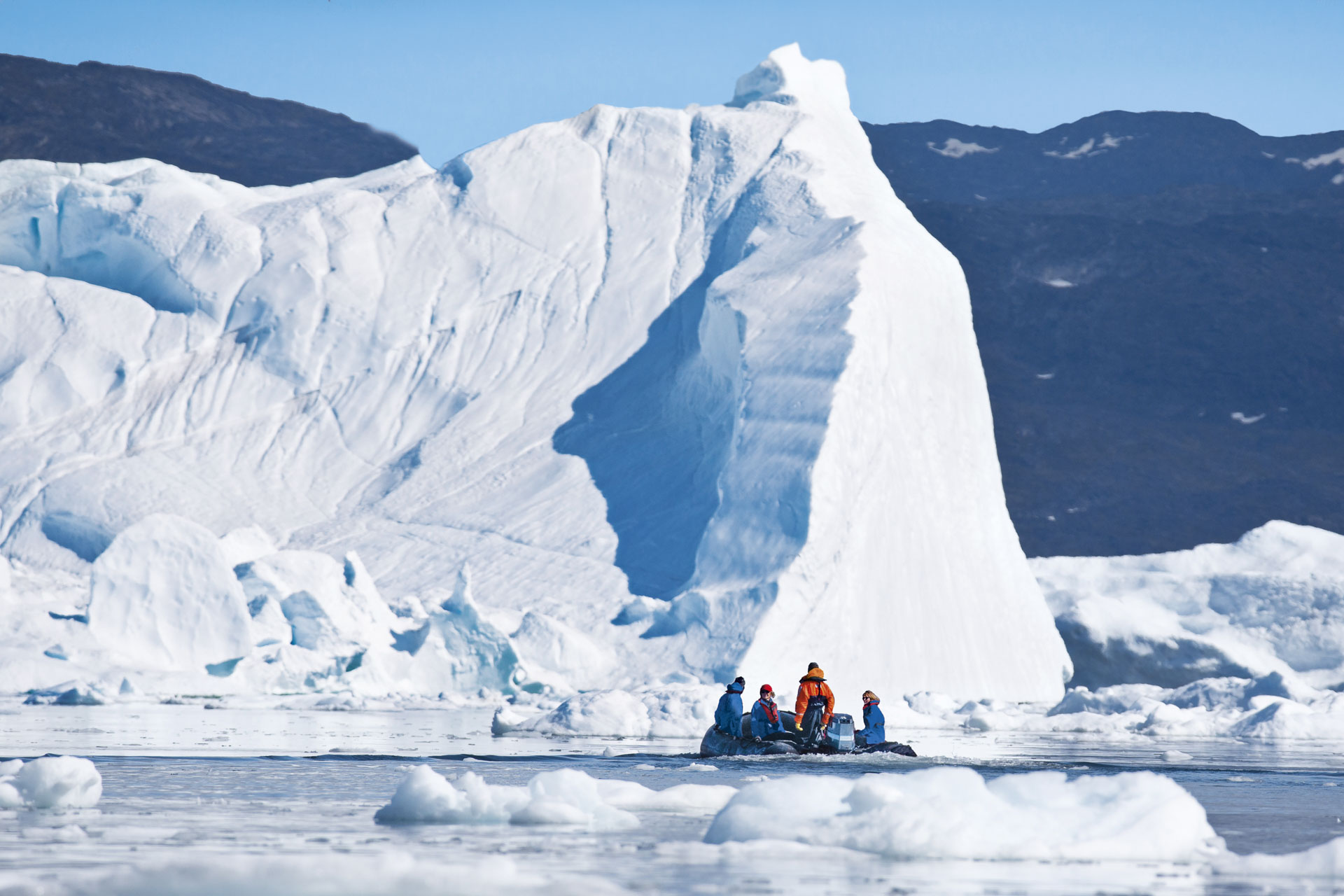 Een grote ijsrots tijdens de expeditie cruise naar Antarctica met Hapag-Lloyd Cruises