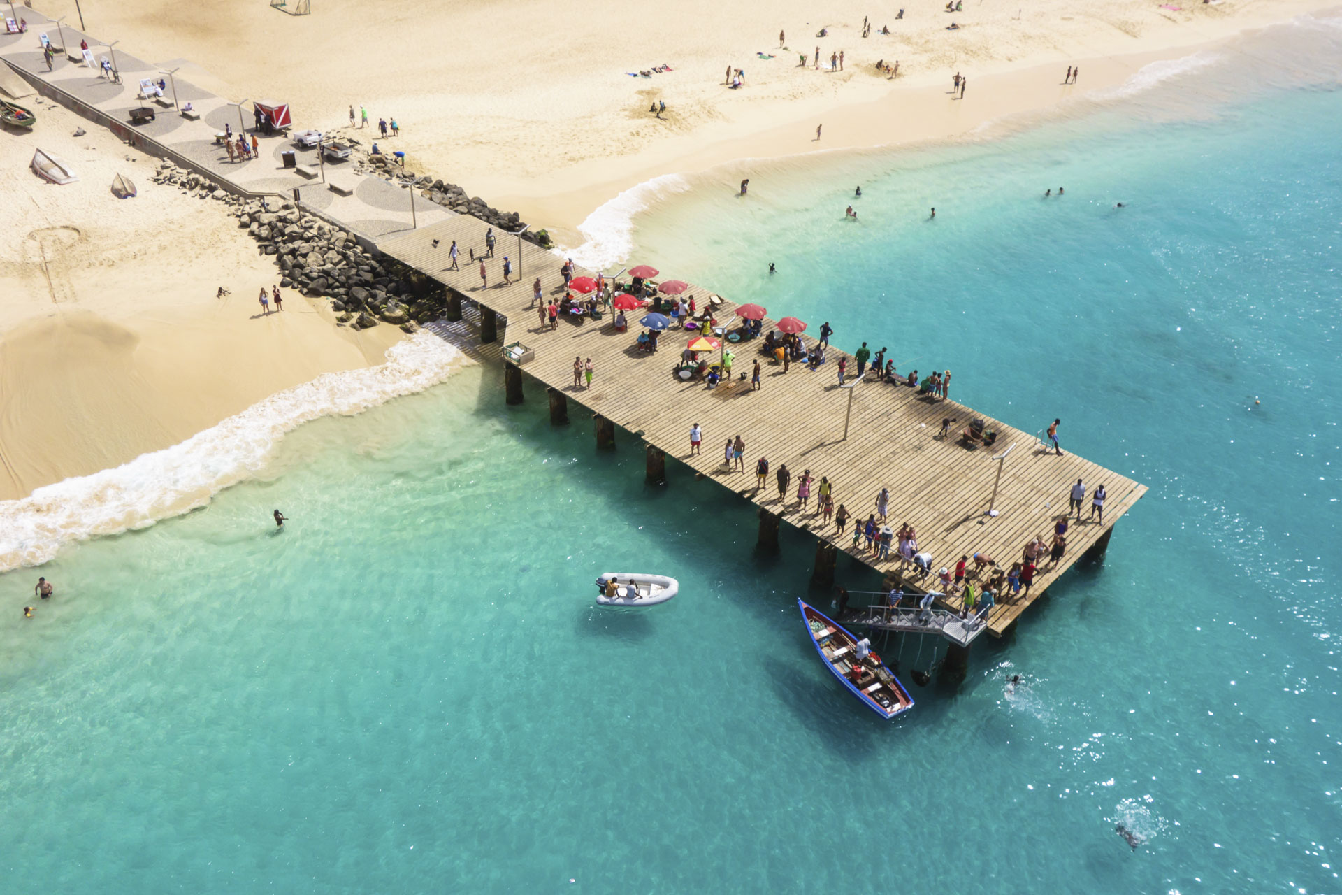Strand van Santa Maria dichtbij het sterrenhotel Hotel Morabeza op het eiland Sal in Kaapverdië.