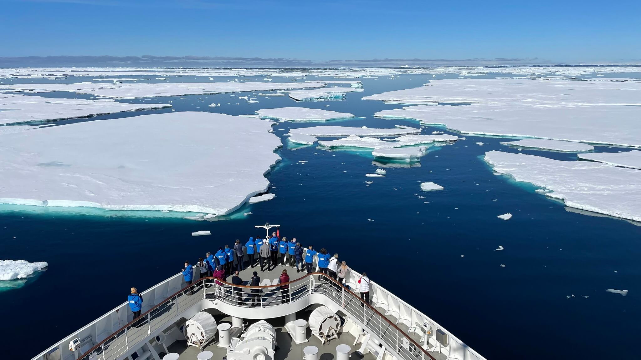 Schip HANSEATIC inspiration breekt ijs open in Antarctica
