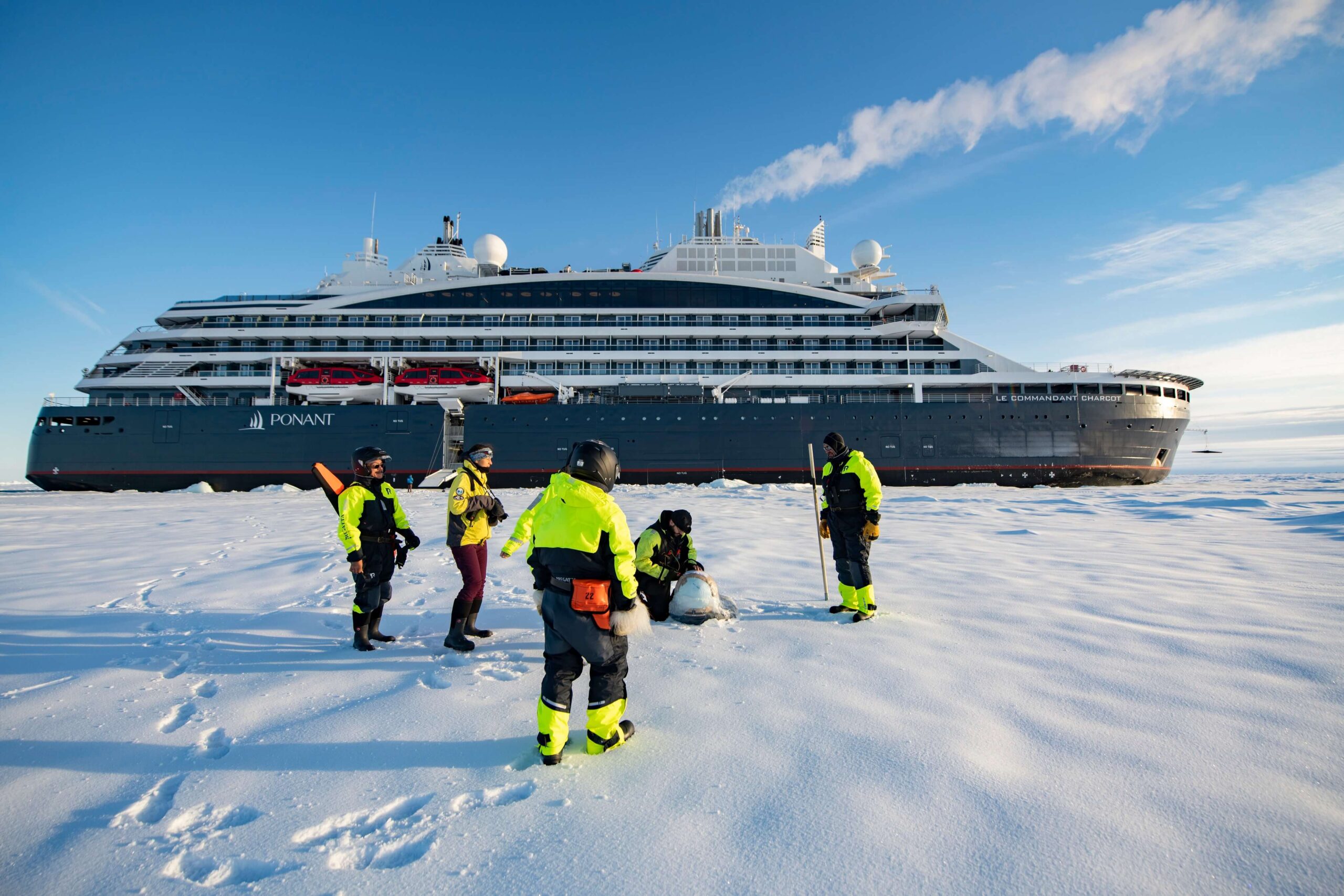 Schip Le Ponant tijdens expeditie cruise naar Antarctica