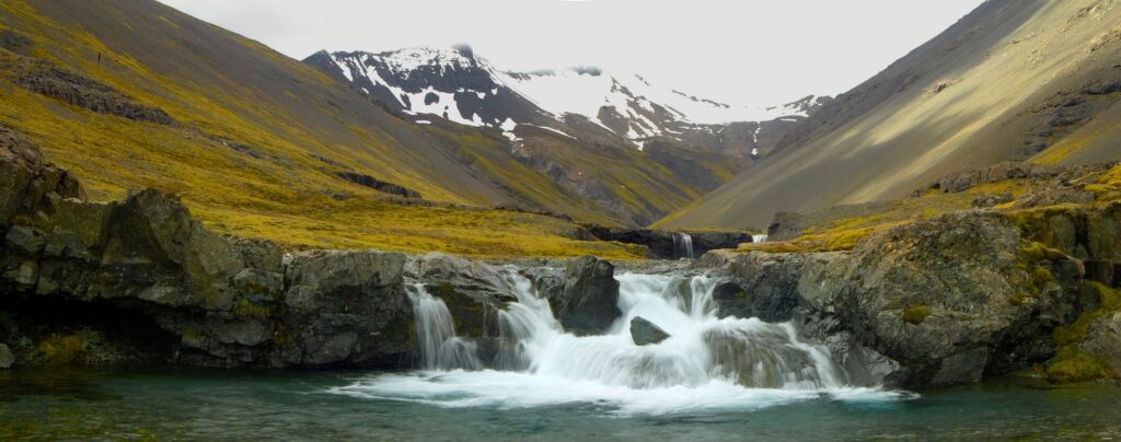 Kleine waterval in IJsland
