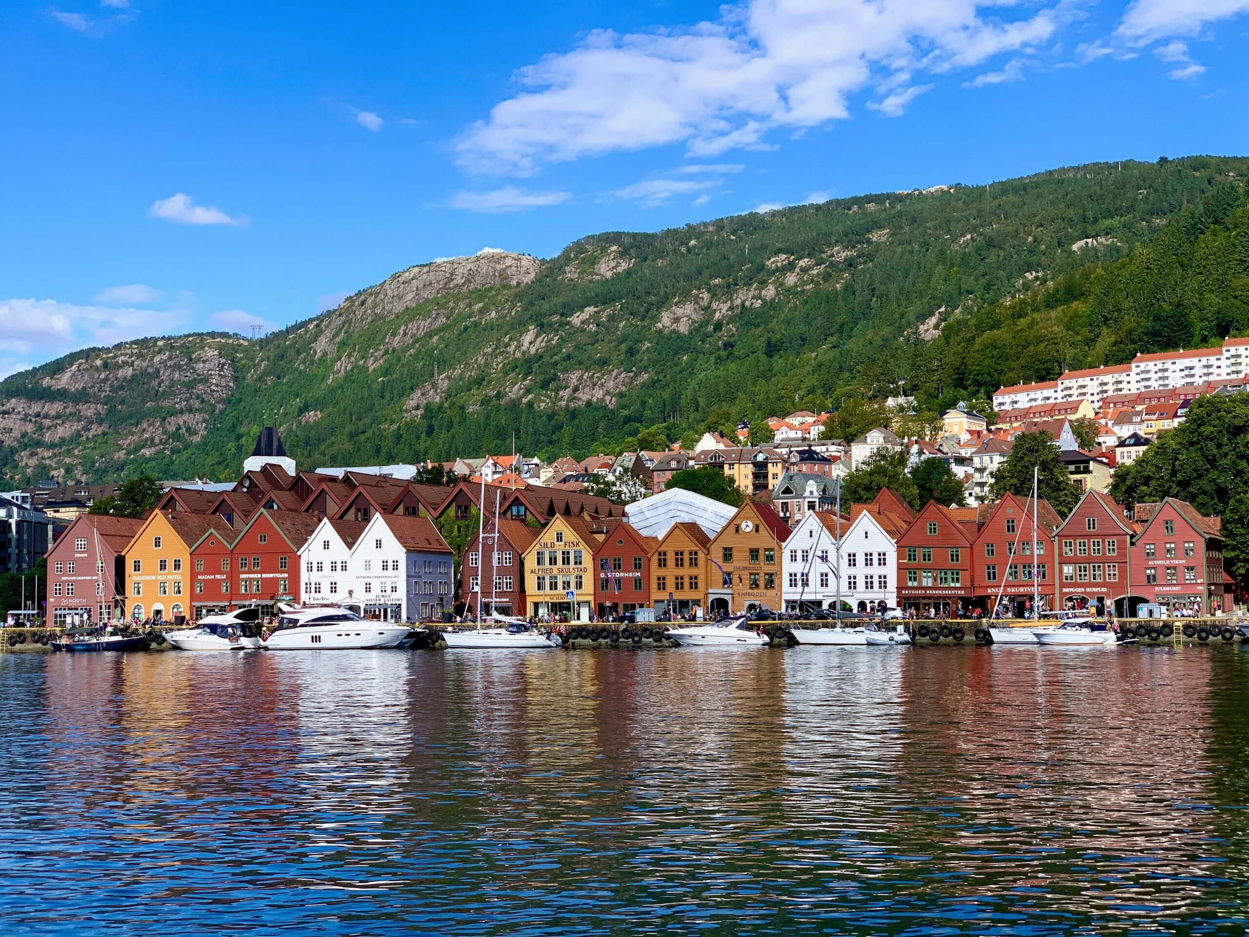 Rij huisjes langs het water in Bergen, Noorwegen, Scandinavië