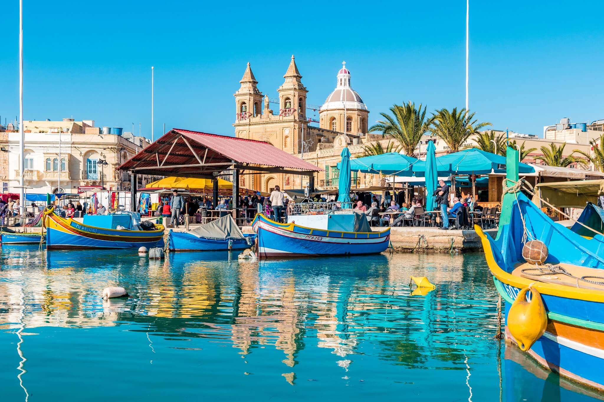 Traditionele Maltese vissersbootjes, luzzu's in de Marsaxlokk-haven, de ideale plek voor een zonvakantie in Malta